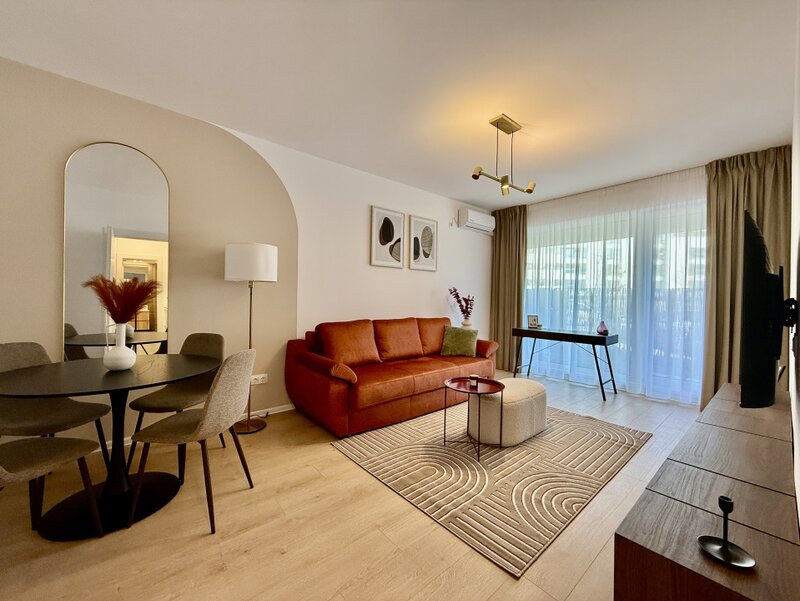 Doua camere, apartament cu piscina si gradina proprie, nou, la prima inchiriere