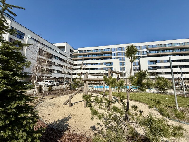 Doua camere, apartament cu piscina si gradina proprie, nou, la prima inchiriere