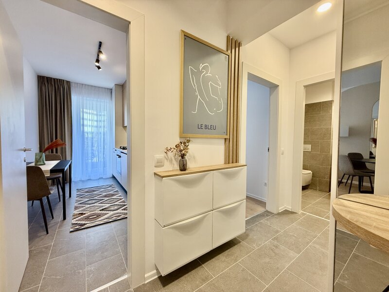 Doua camere, apartament cu piscina si gradina proprie, nou, la prima inchiriere