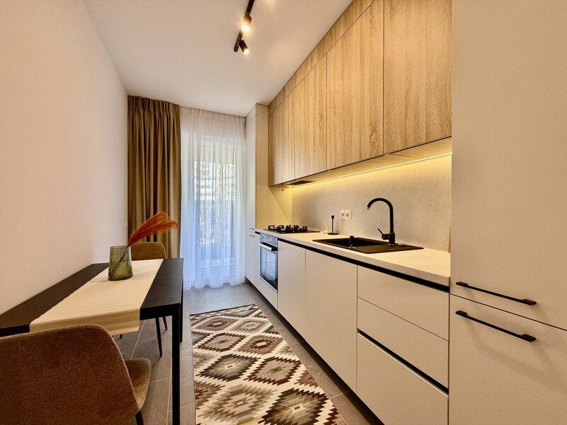 Doua camere, apartament cu piscina si gradina proprie, nou, la prima inchiriere