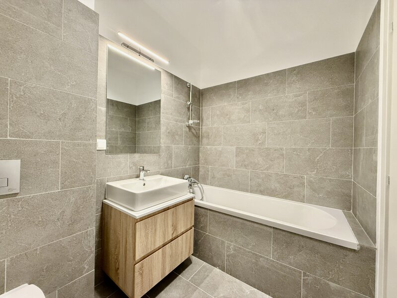 Doua camere, apartament cu piscina si gradina proprie, nou, la prima inchiriere